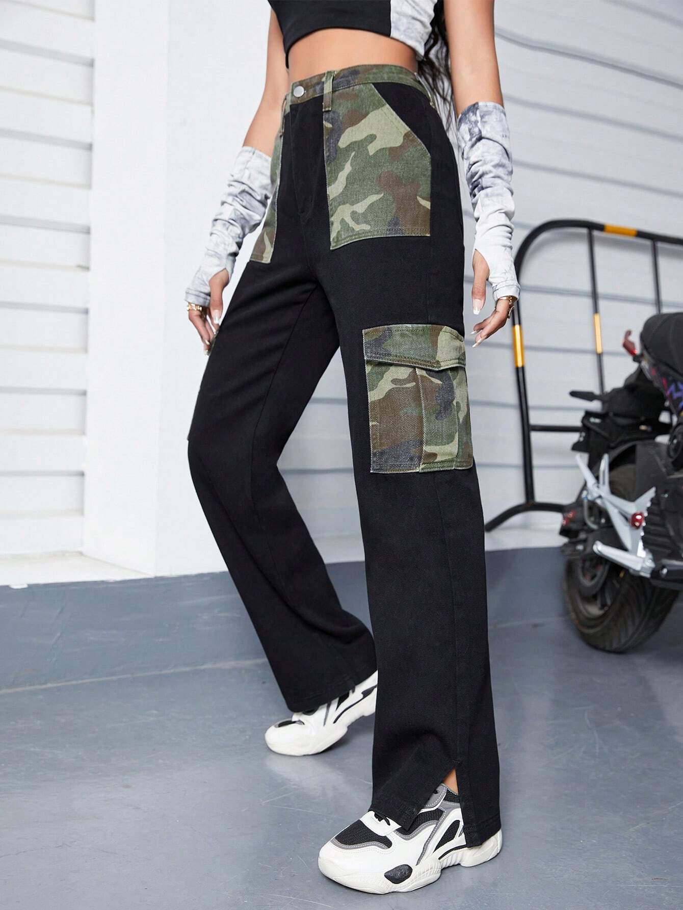Camo Print Flap Pocket Side Cargo Jeans Style 2 – waistband detail