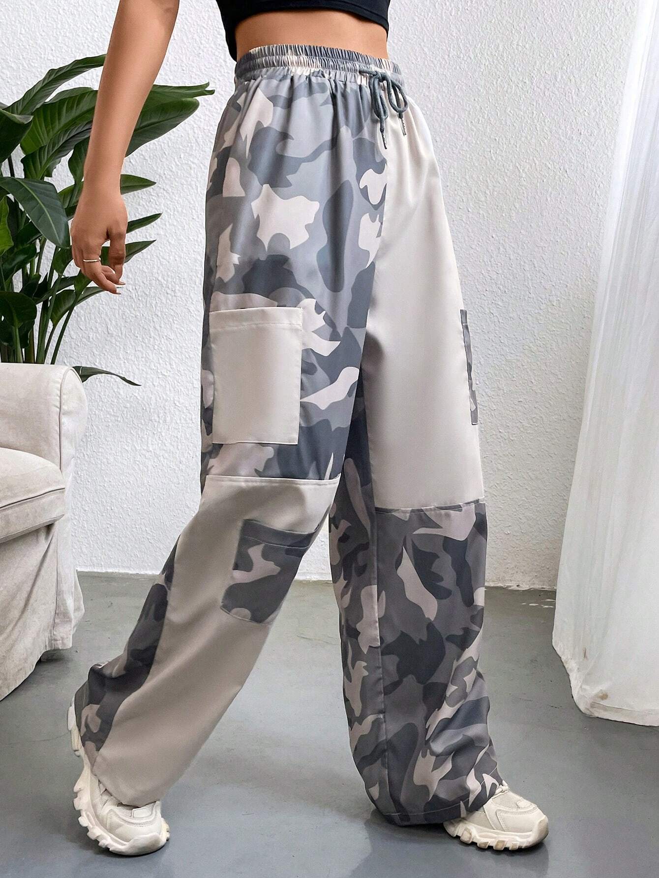 Versatile Camo Print Cargo Pants – waistband detail