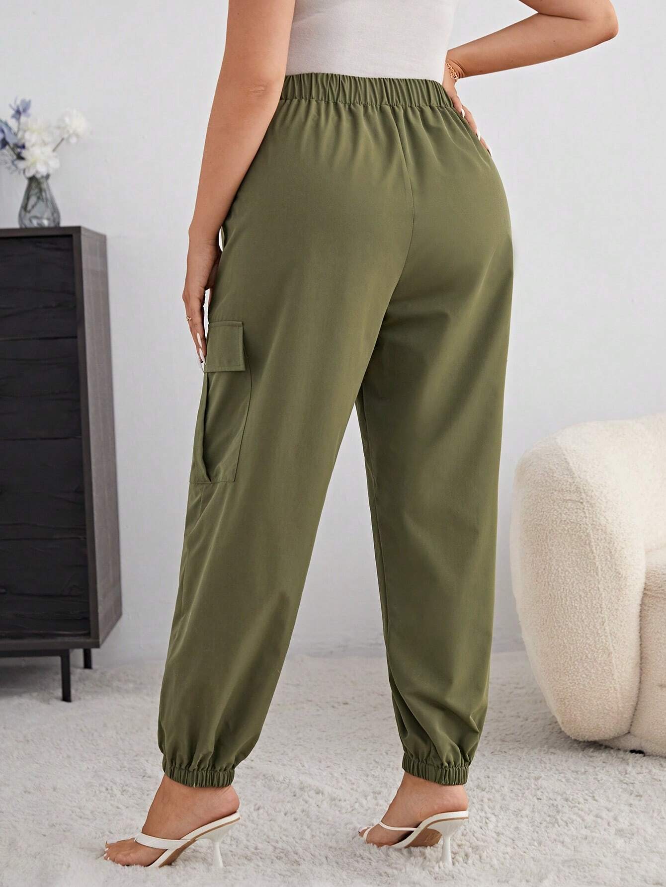 Plain Flap Pocket Side Cargo Pants – back view detail