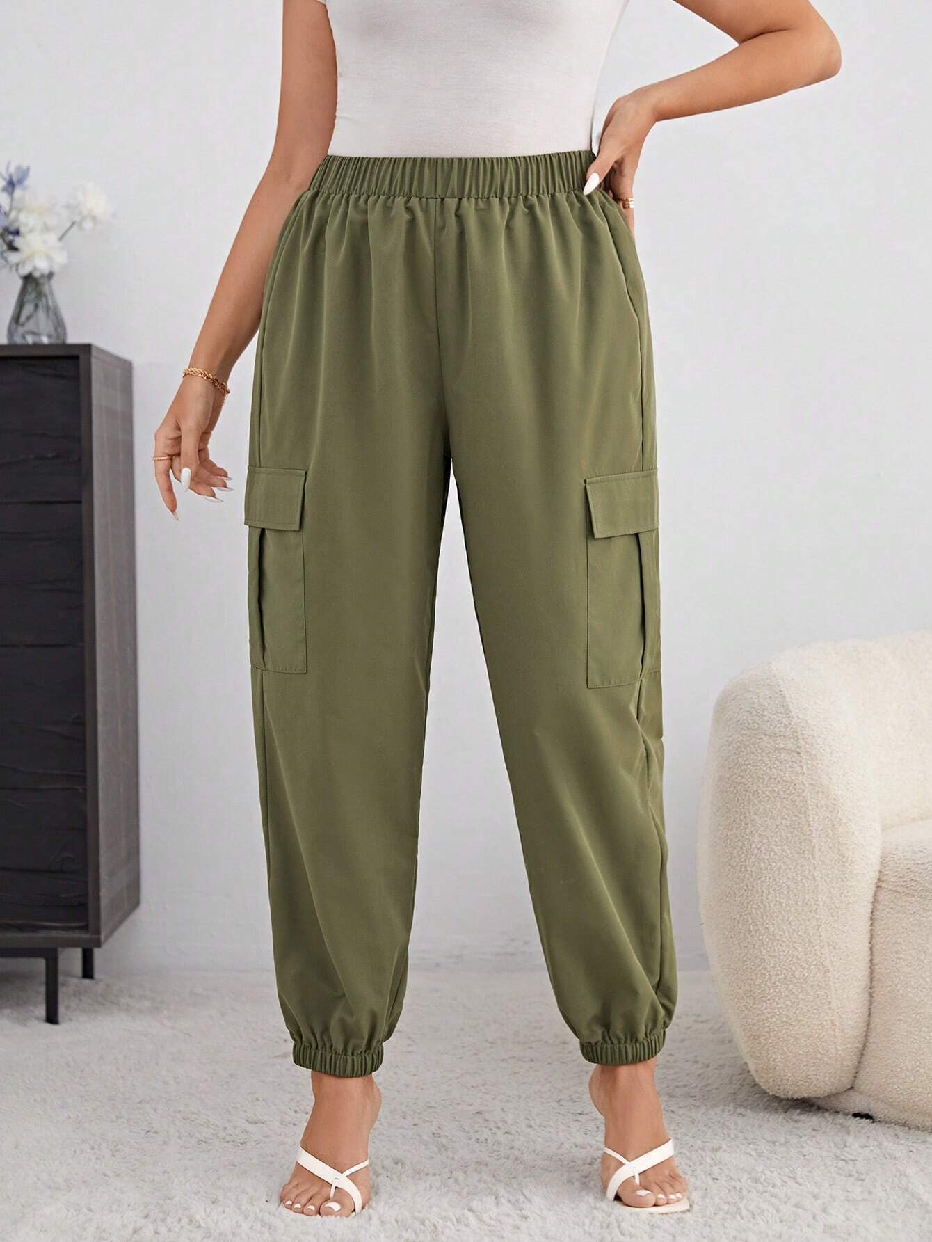 Plain Flap Pocket Side Cargo Pants – pocket detail close-up