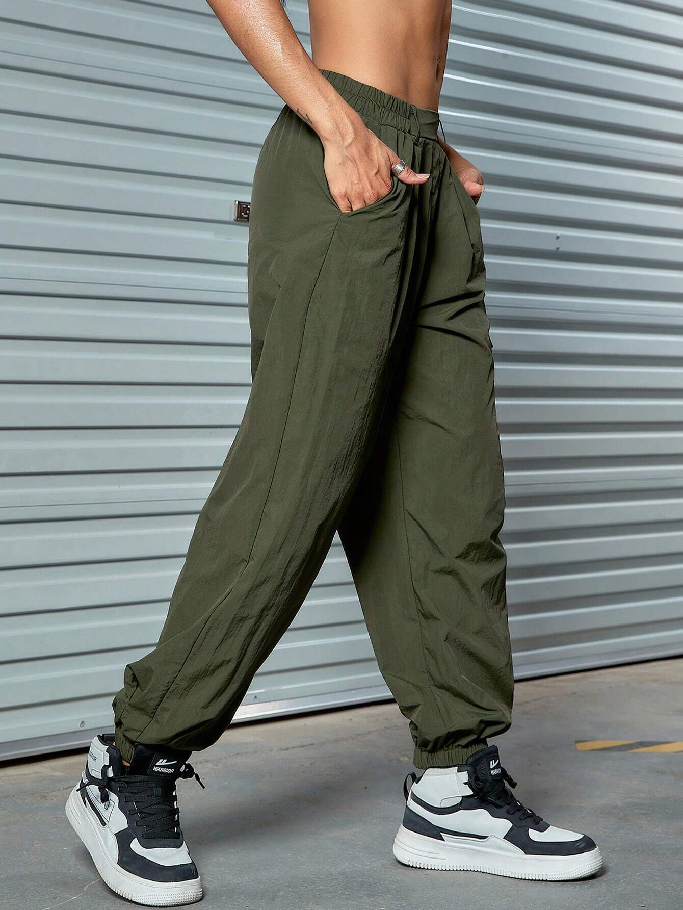 Street Style Flap Pocket Cargo Jogger Pants – waistband detail