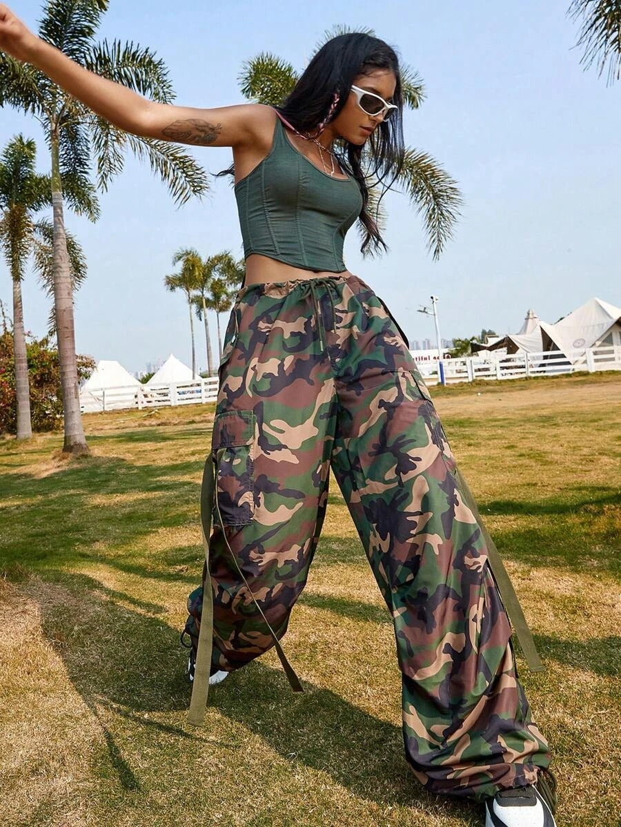Camo Print Drawstring Waist Cargo Parachute Pants – waistband detail