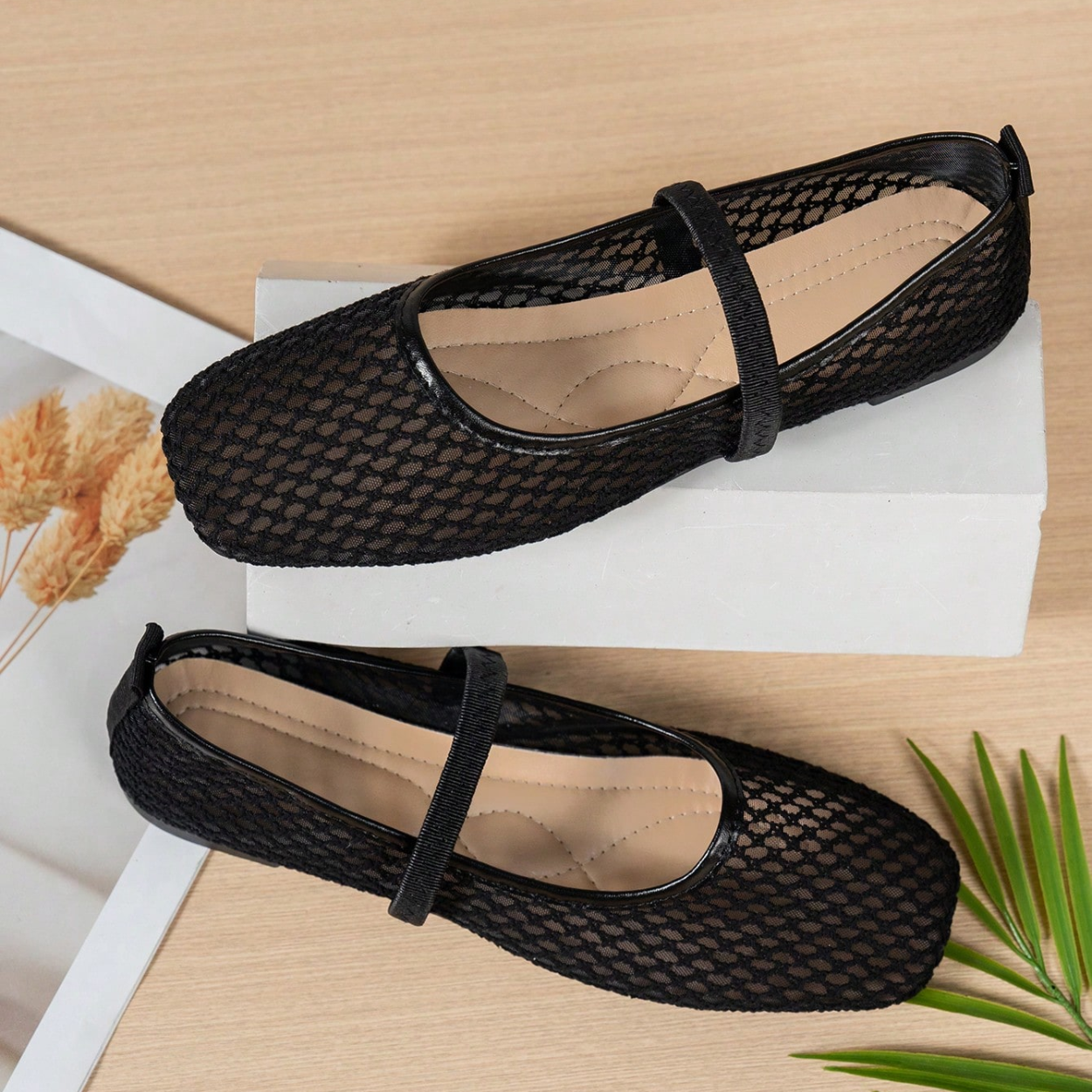 Mesh Lace Design Hollow Ballet Flats For Women in Black - Close-Up Detail