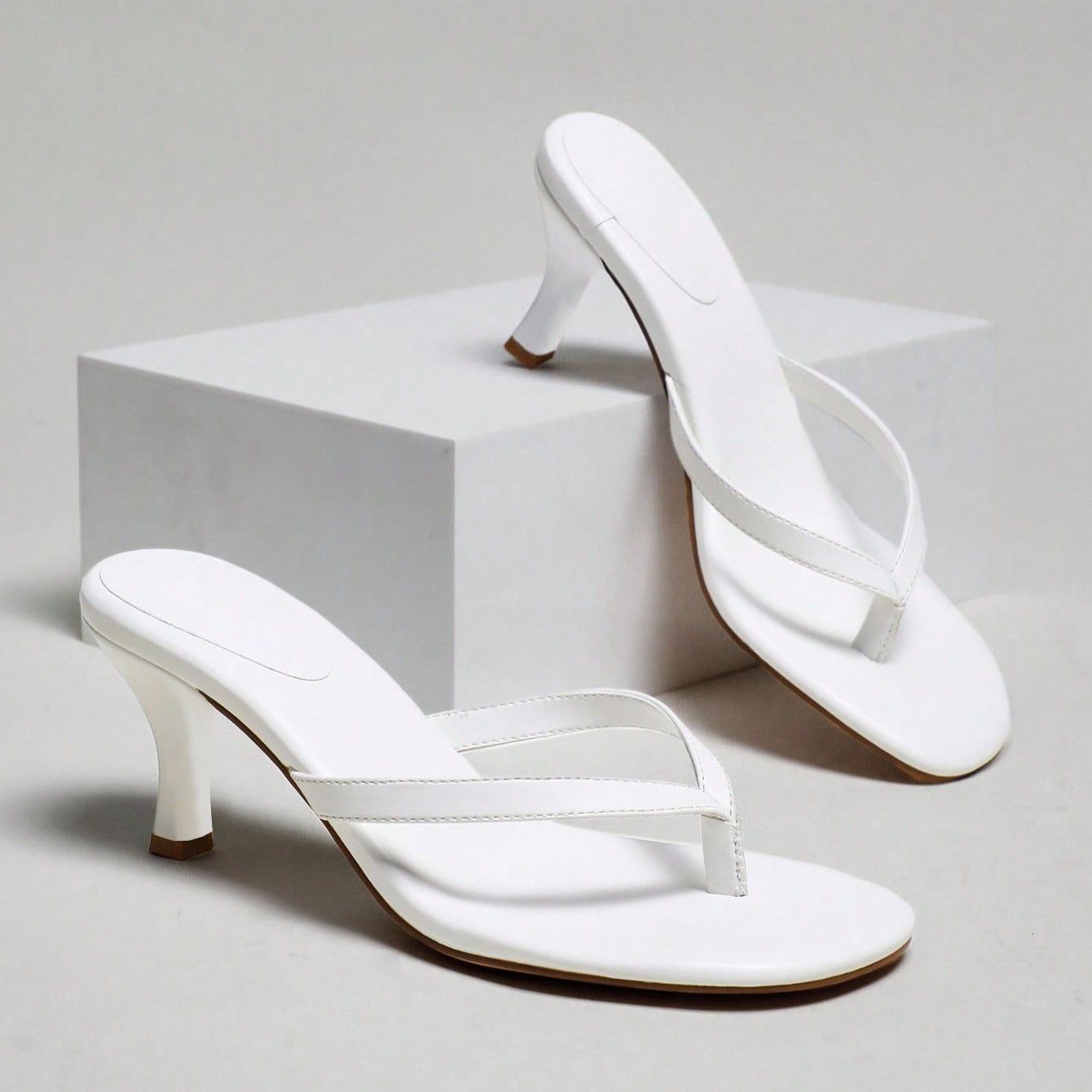 Stylish Thong Strap Kitten Style Mid Height Slip On Sandals For Daily Wear in Black - Texture Detail