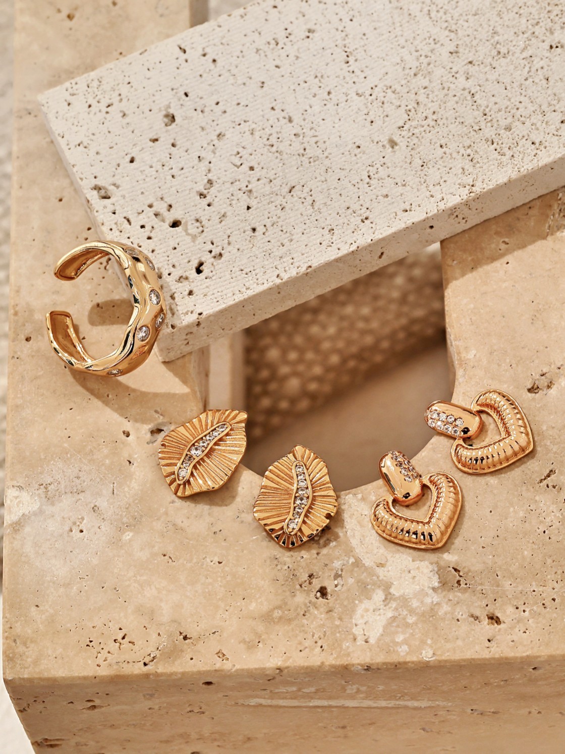 Minimally designed zircon ring