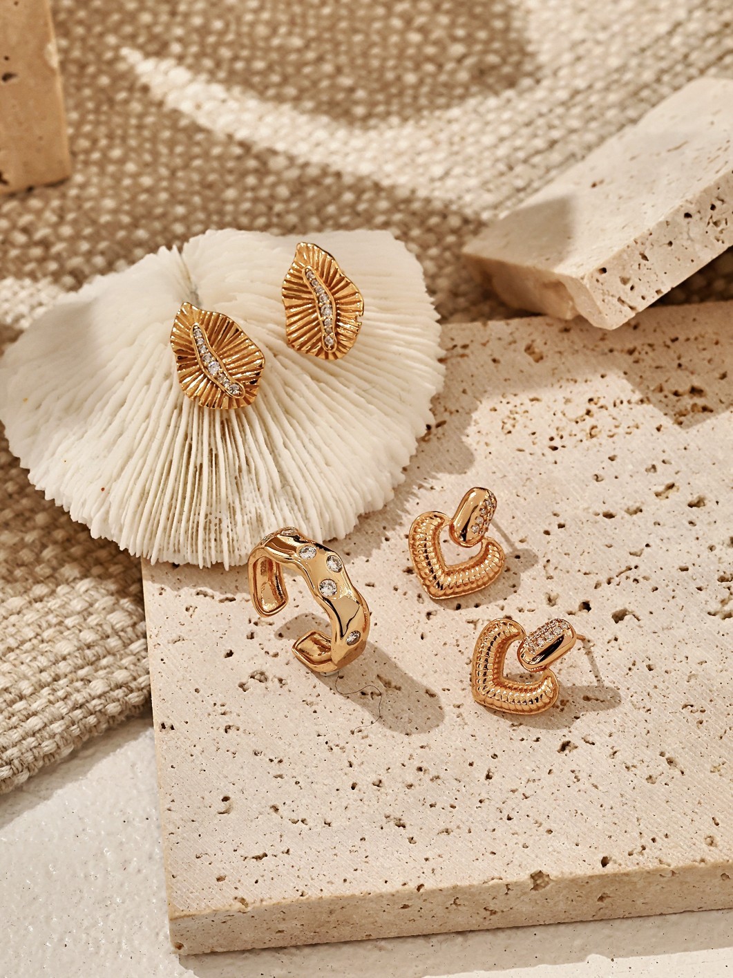 Minimally designed zircon ring