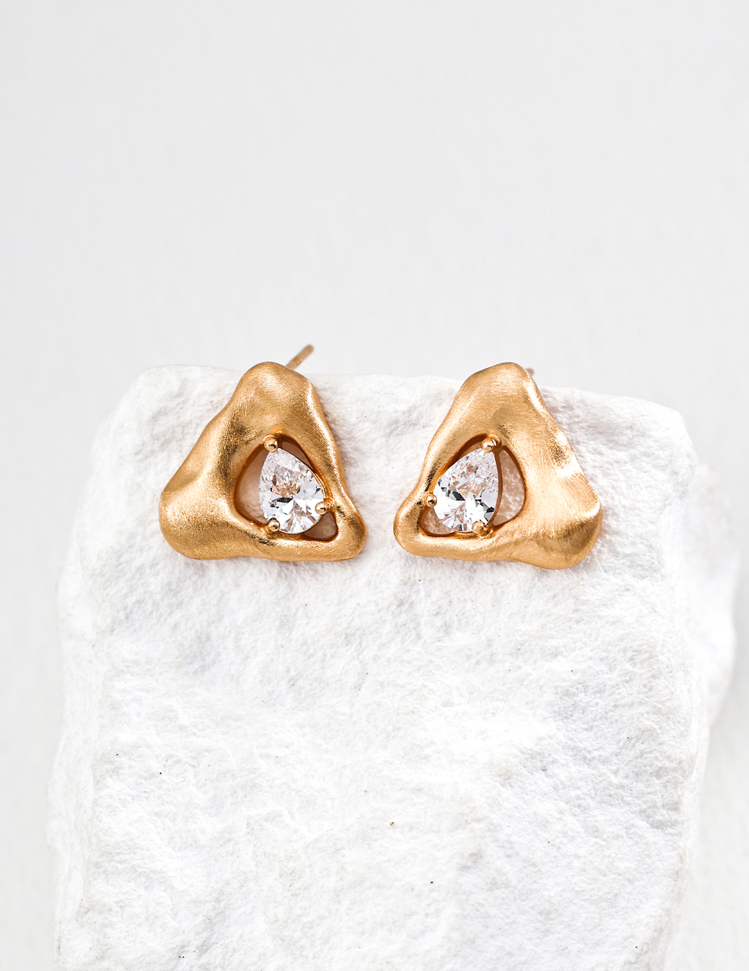 Triangular zircon earrings