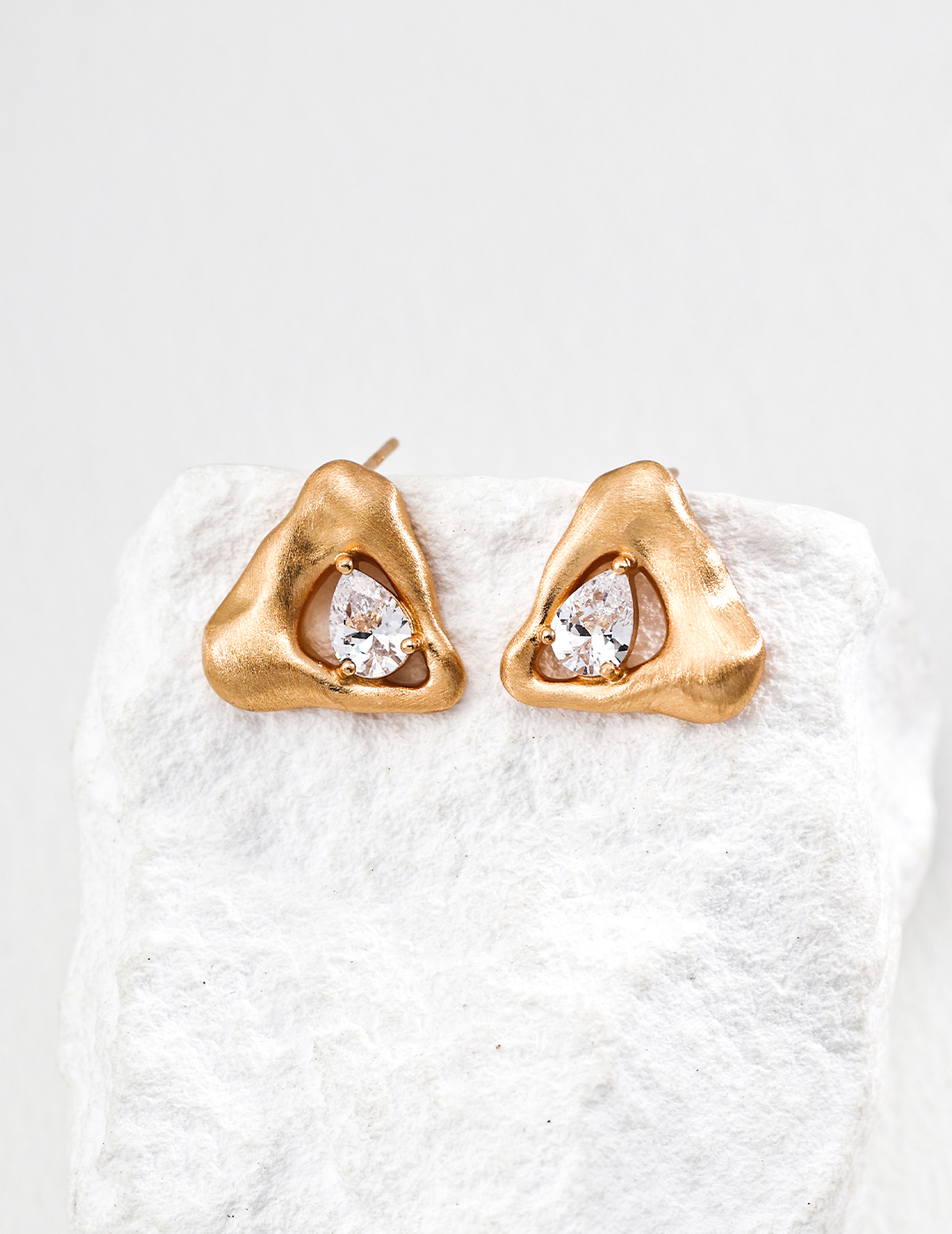 Triangular zircon earrings