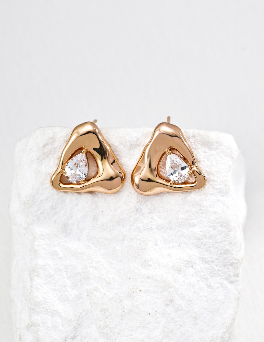 Triangular zircon earrings