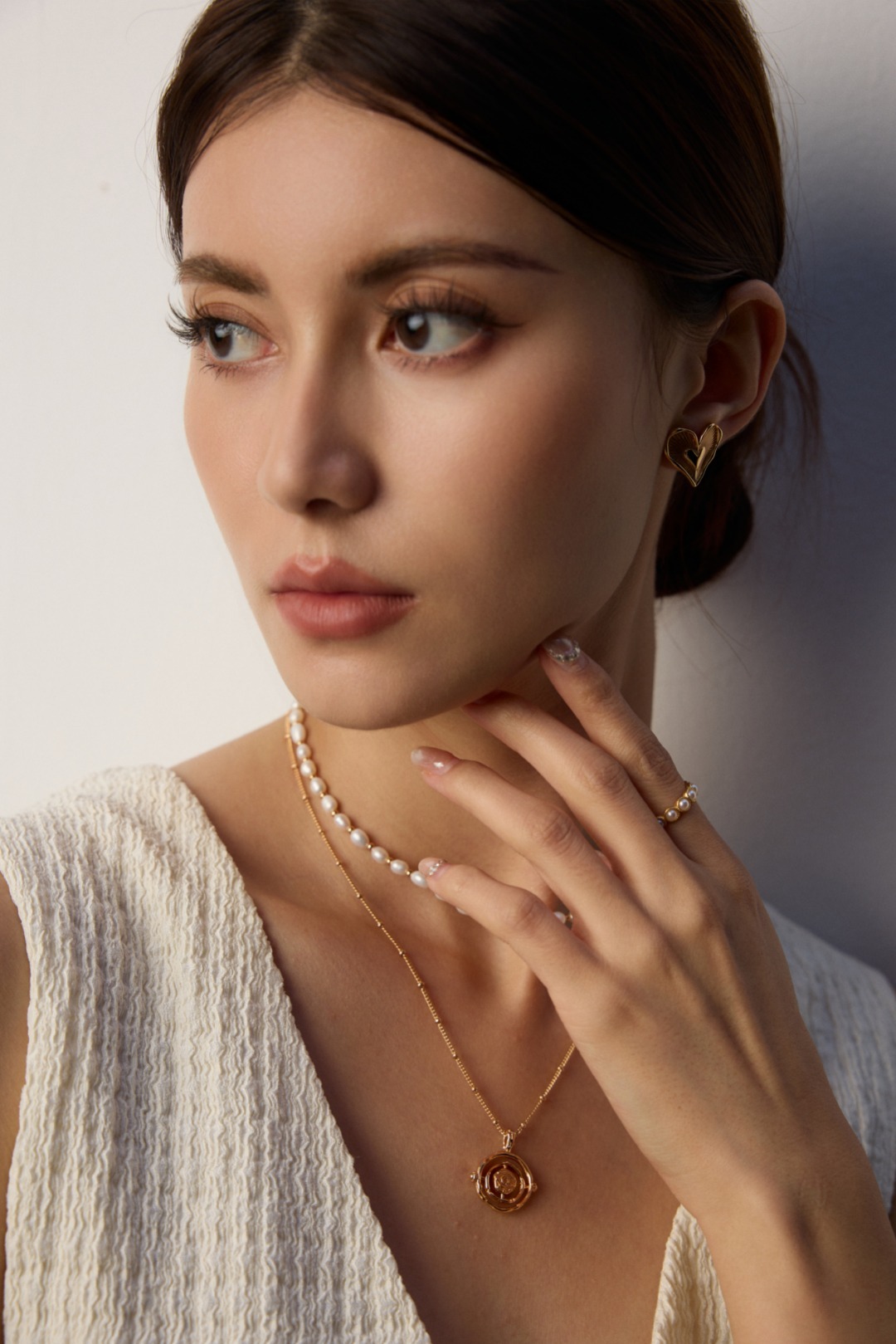 Design inspired heart-shaped earrings