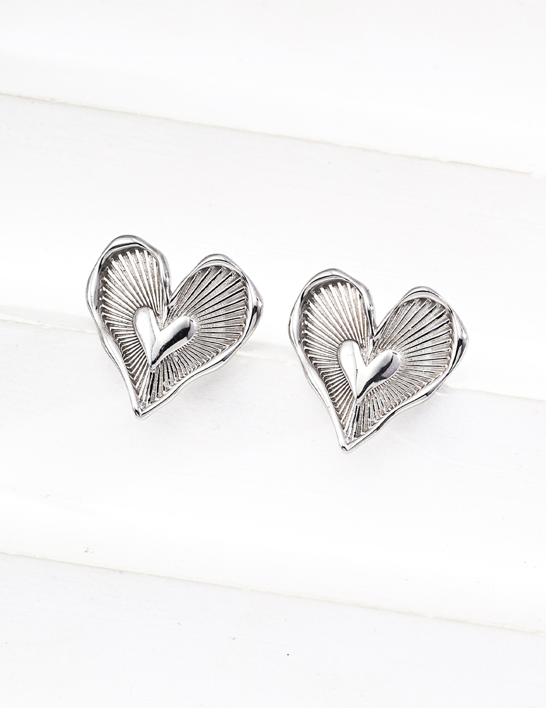 Design inspired heart-shaped earrings