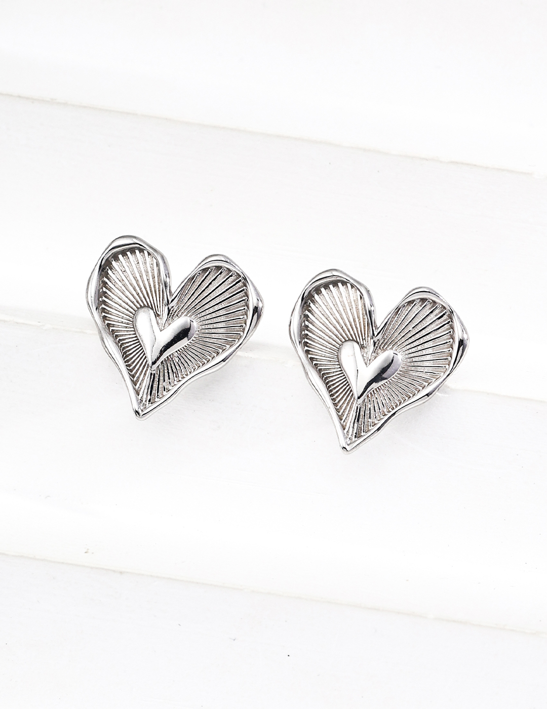 Design inspired heart-shaped earrings
