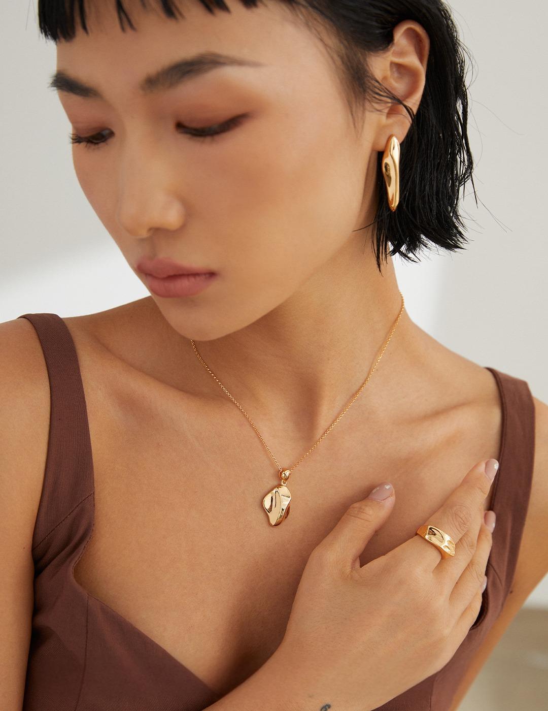 Mirror three-dimensional necklace