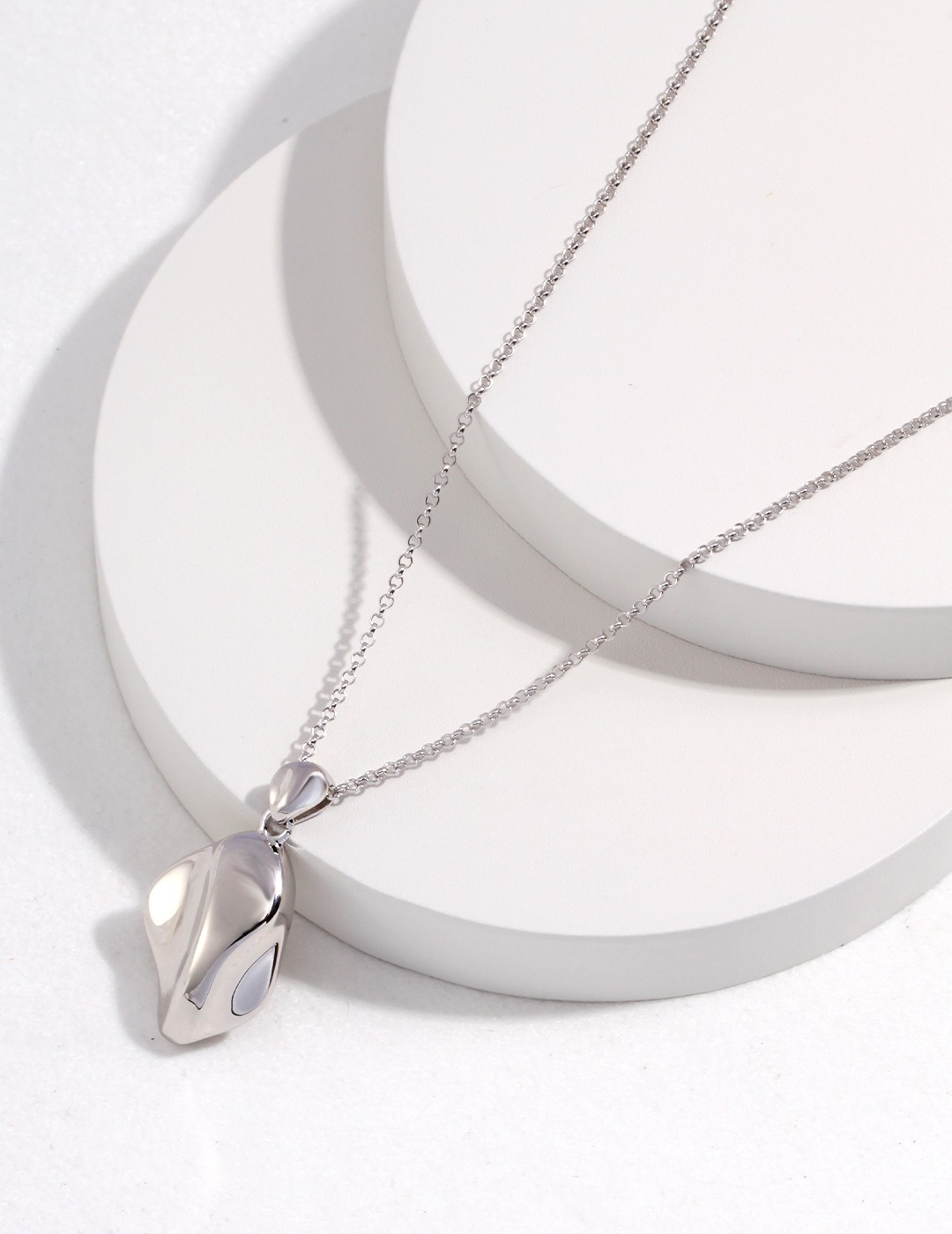 Mirror three-dimensional necklace