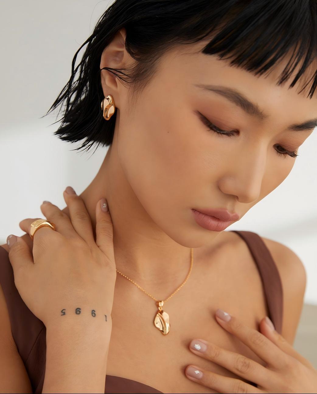 Mirror three-dimensional necklace