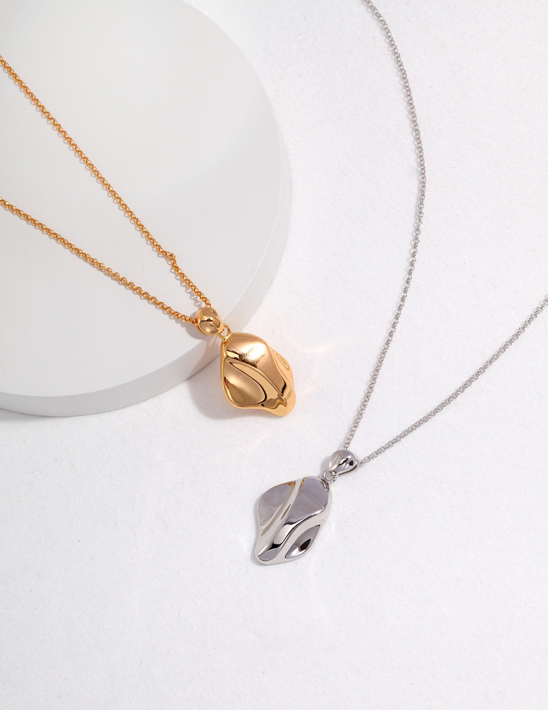 Mirror three-dimensional necklace