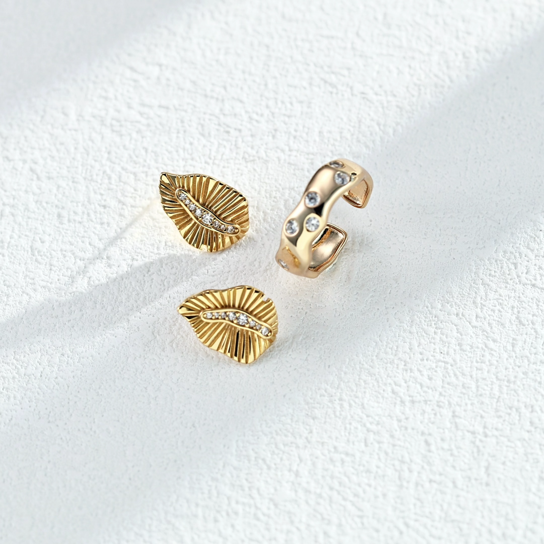 Minimally designed zircon ring