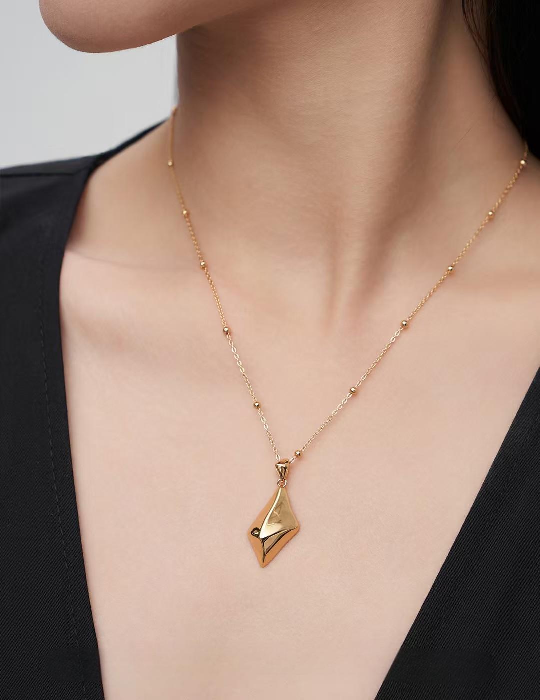 Irregular quadrilateral necklace
