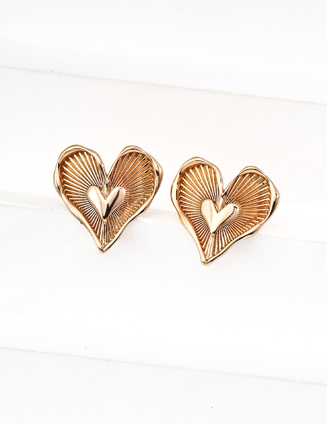 Design inspired heart-shaped earrings