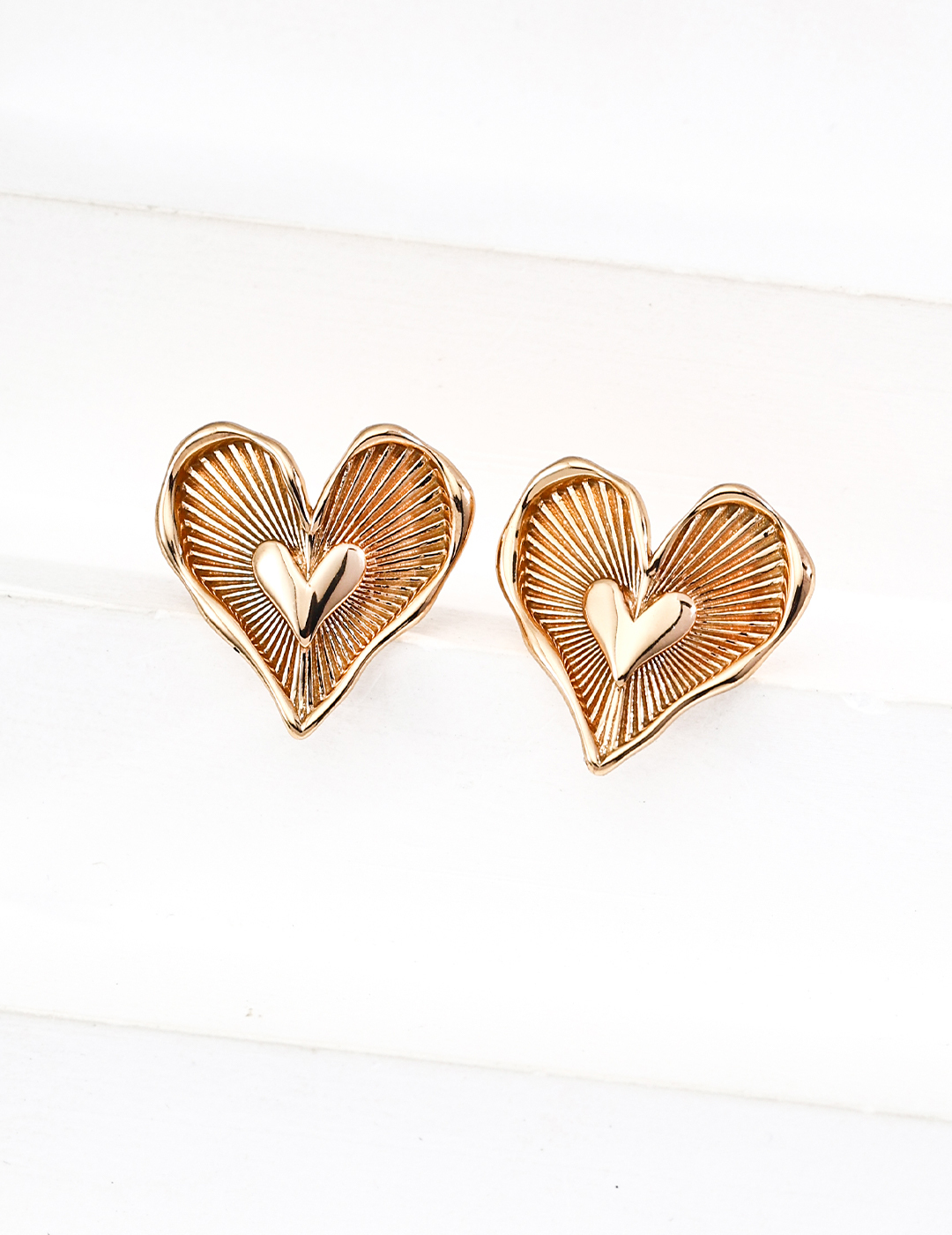 Design inspired heart-shaped earrings
