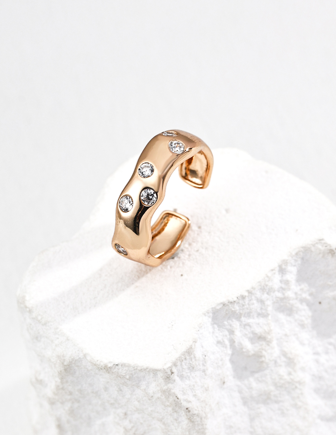 Minimally designed zircon ring