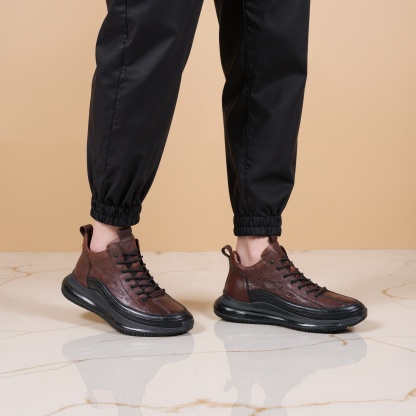 Sturdy Sports Sneakers With Patterned Finish