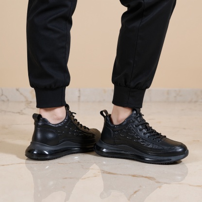 Sturdy Sports Sneakers With Patterned Finish