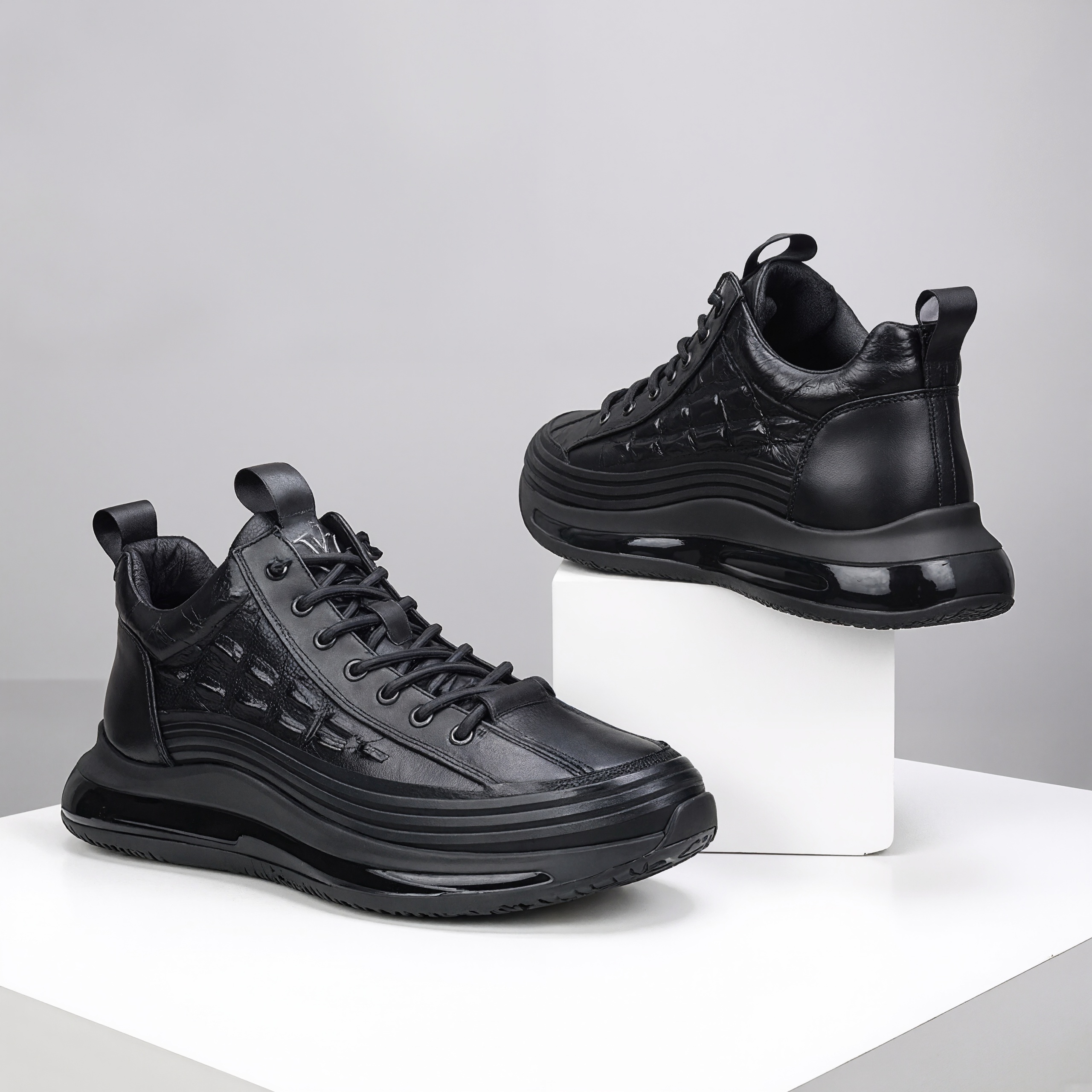 Sturdy Sports Sneakers With Patterned Finish