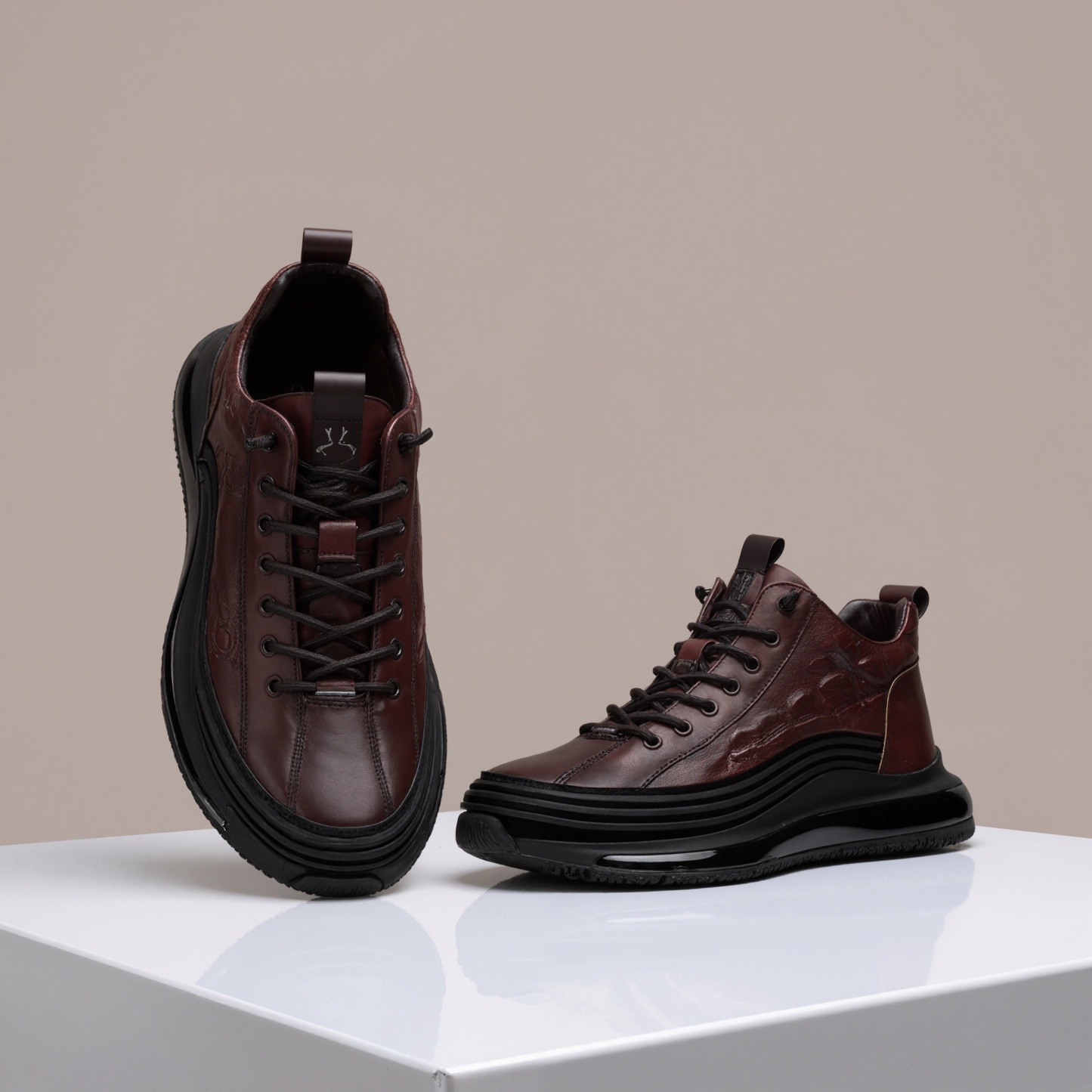 Sturdy Sports Sneakers With Patterned Finish