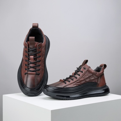 Sturdy Sports Sneakers With Patterned Finish