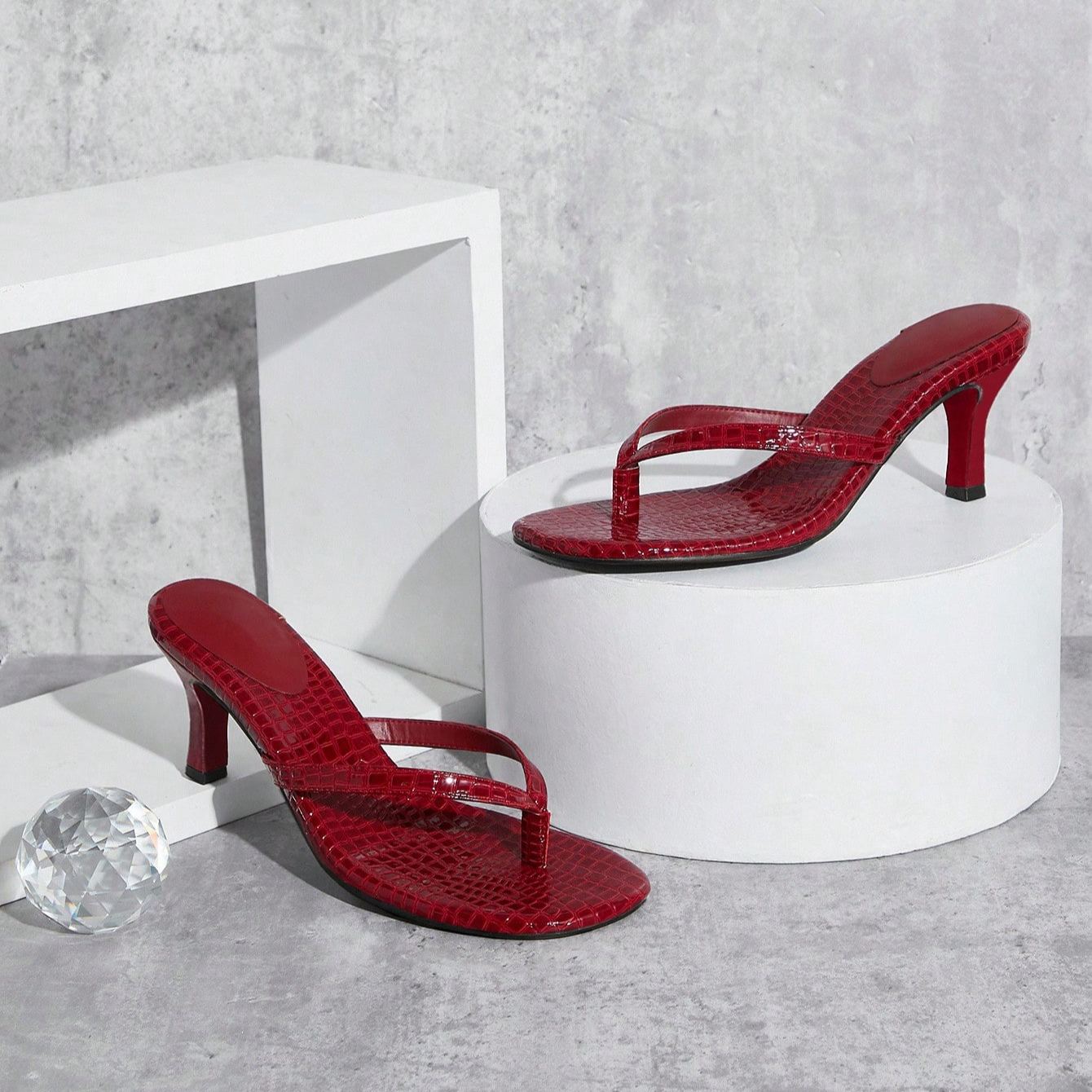 Stylish Thong Strap Kitten Style Mid Height Slip On Sandals For Daily Wear in Black - Pair View