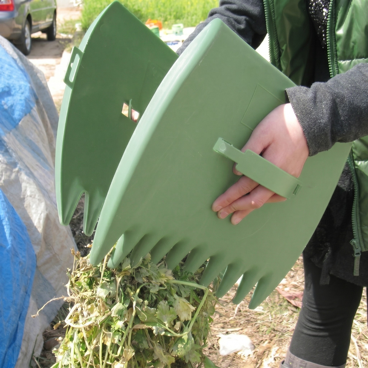 Plastic Rake Style Leaf Gathering Tool For Yard Cleaning