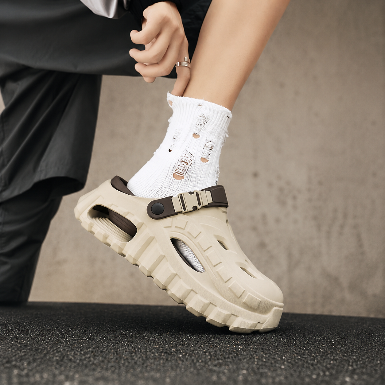 Summer Outdoor Thick Sole Hollow Clog Slippers For Men