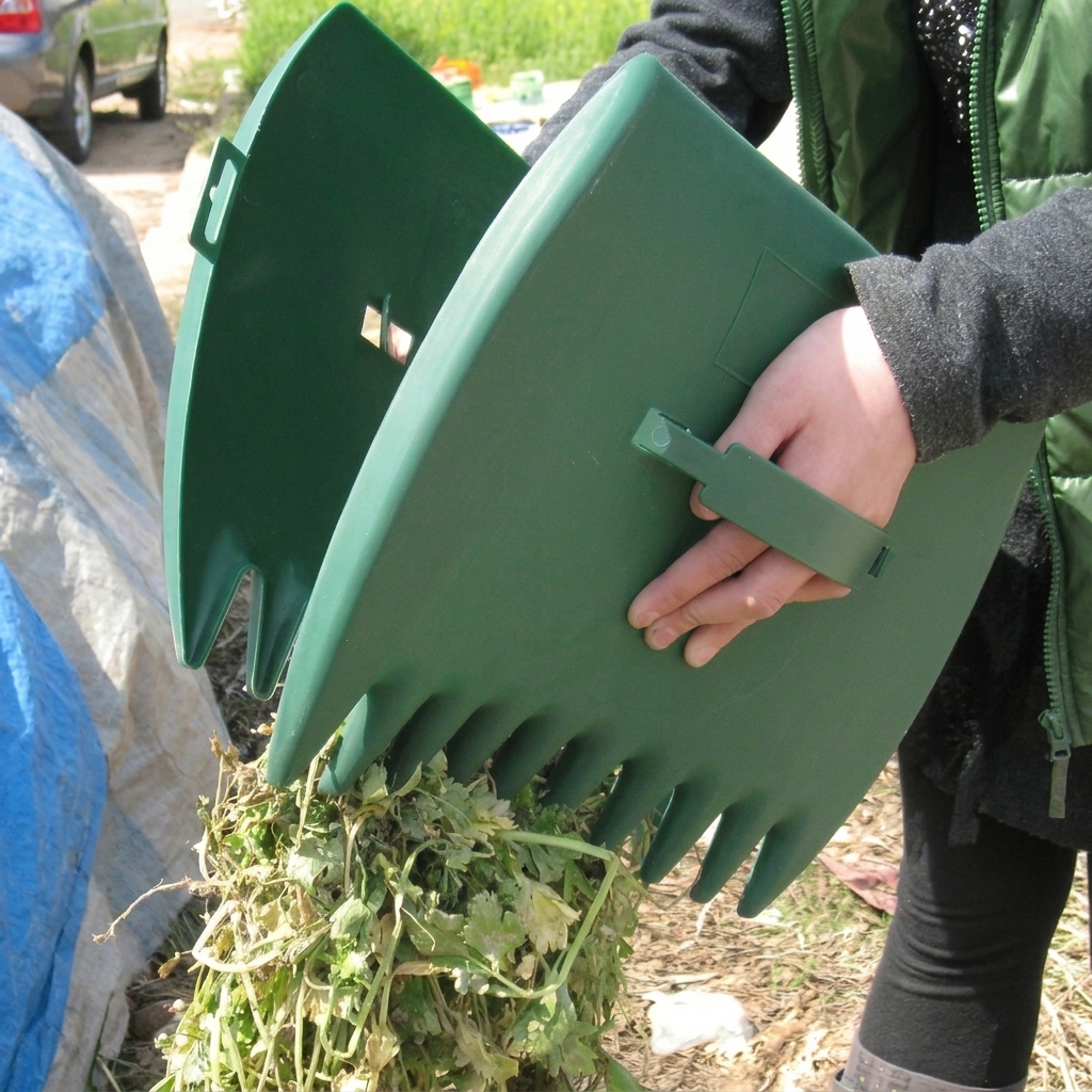 Plastic Rake Style Leaf Gathering Tool For Yard Cleaning