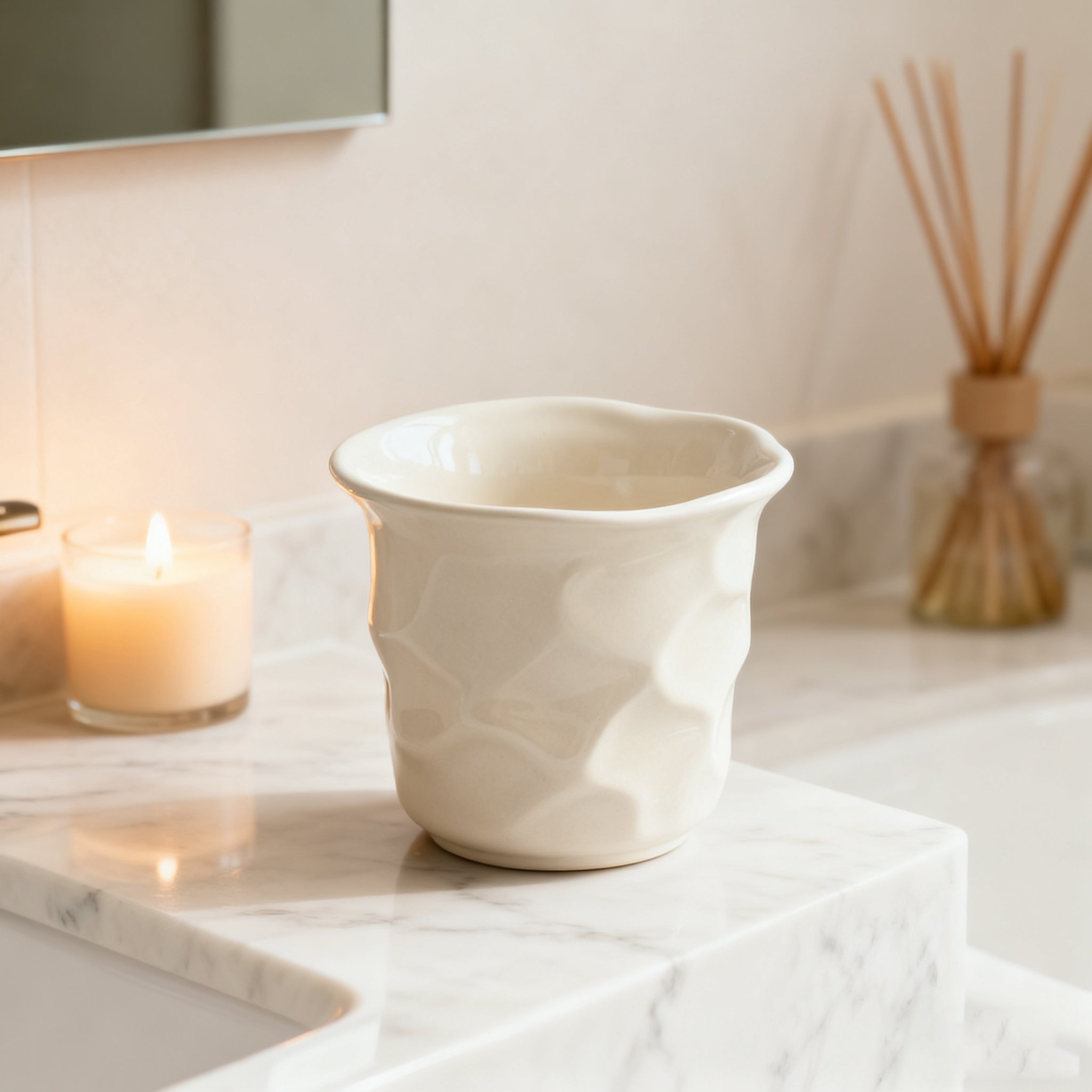 Vue rapprochée de la tasse à café en céramique blanche au design irrégulier