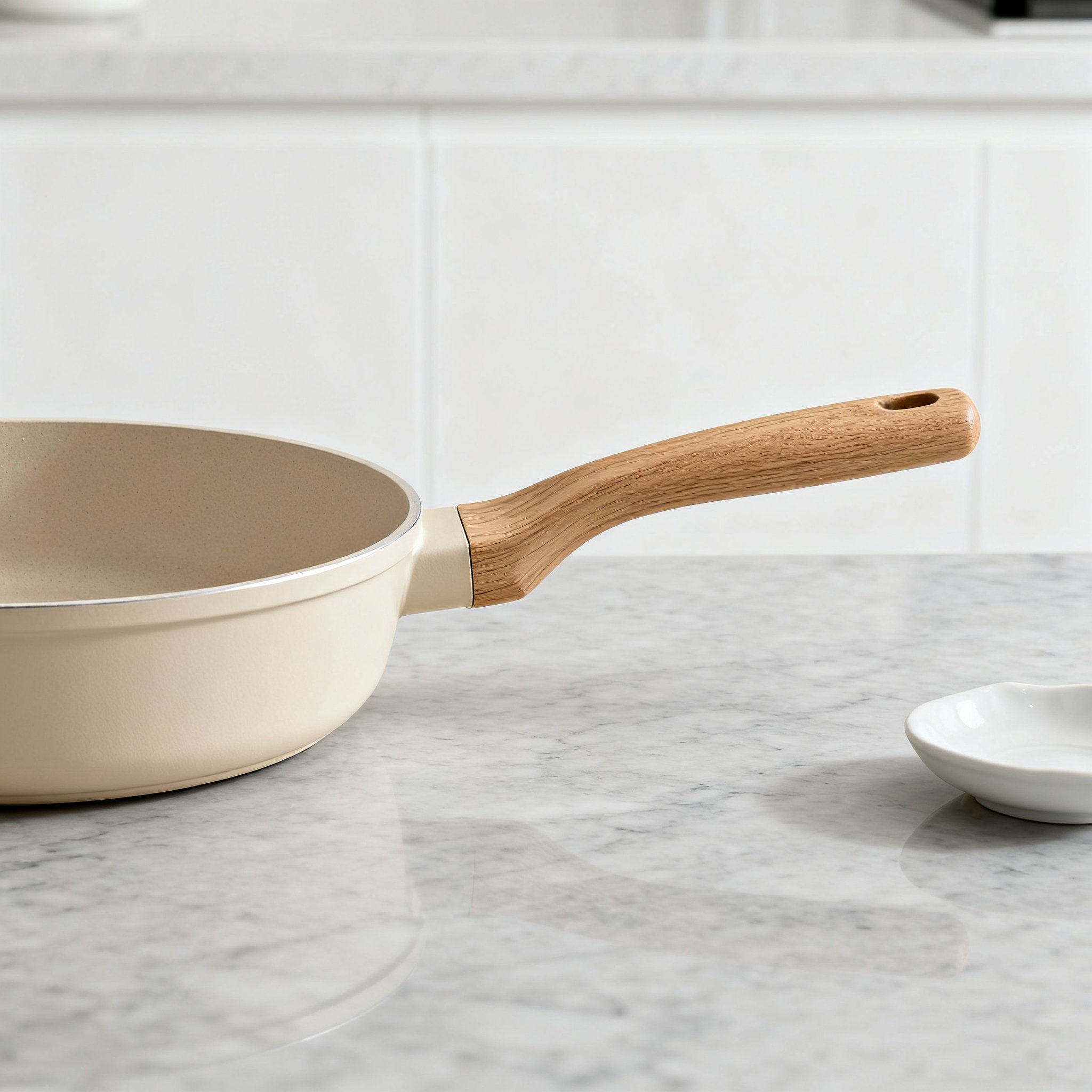 Surface antiadhésive de la poêle à frire