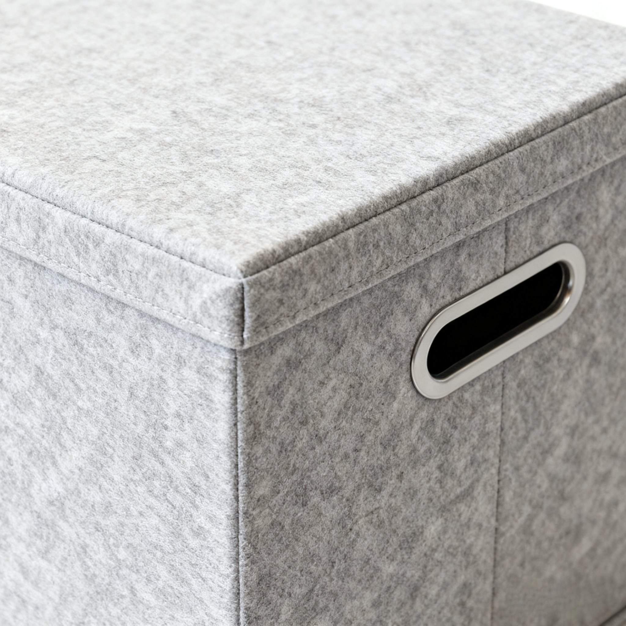 Boîte de rangement empilée avec d'autres boîtes