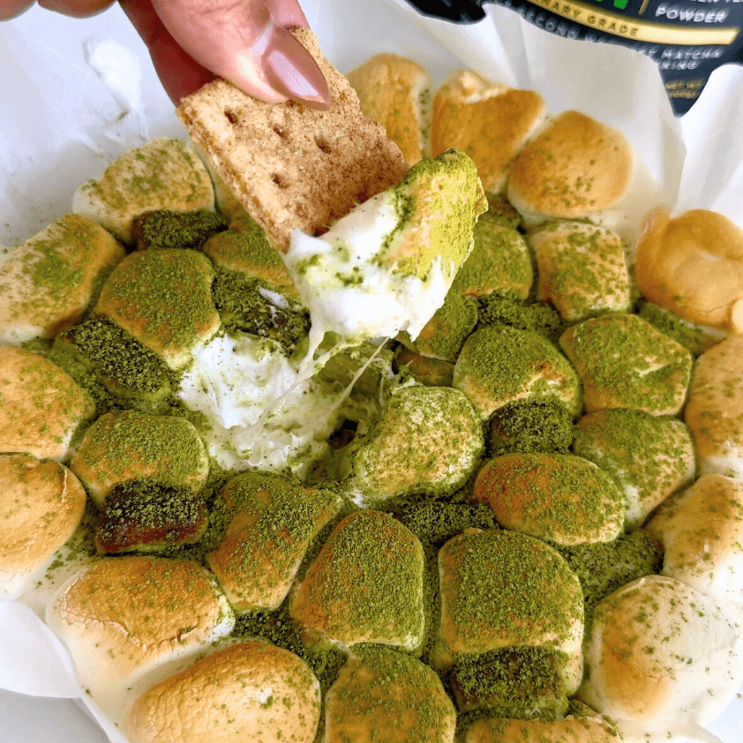 Easy & Delicious Matcha S'mores Dip with only 3 ingredients! 💚🍫-Emerail