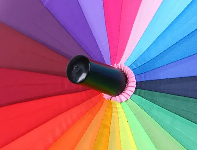 Innenbereich Regenschirm mit langem Stiel und Regenbogenfarben