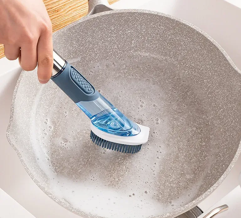 Effiziente Reinigung mit Topfb&uuml;rste und Sp&uuml;lmittel