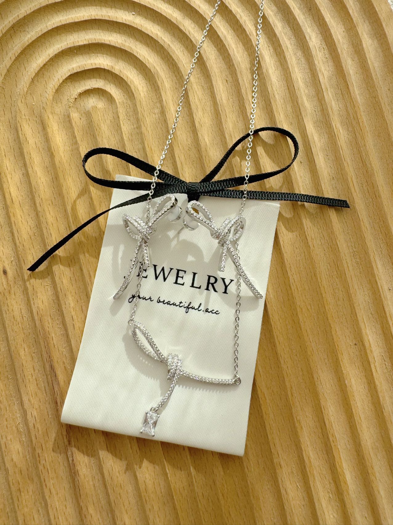 Ribbon Diamond-Embedded Necklace and Earrings