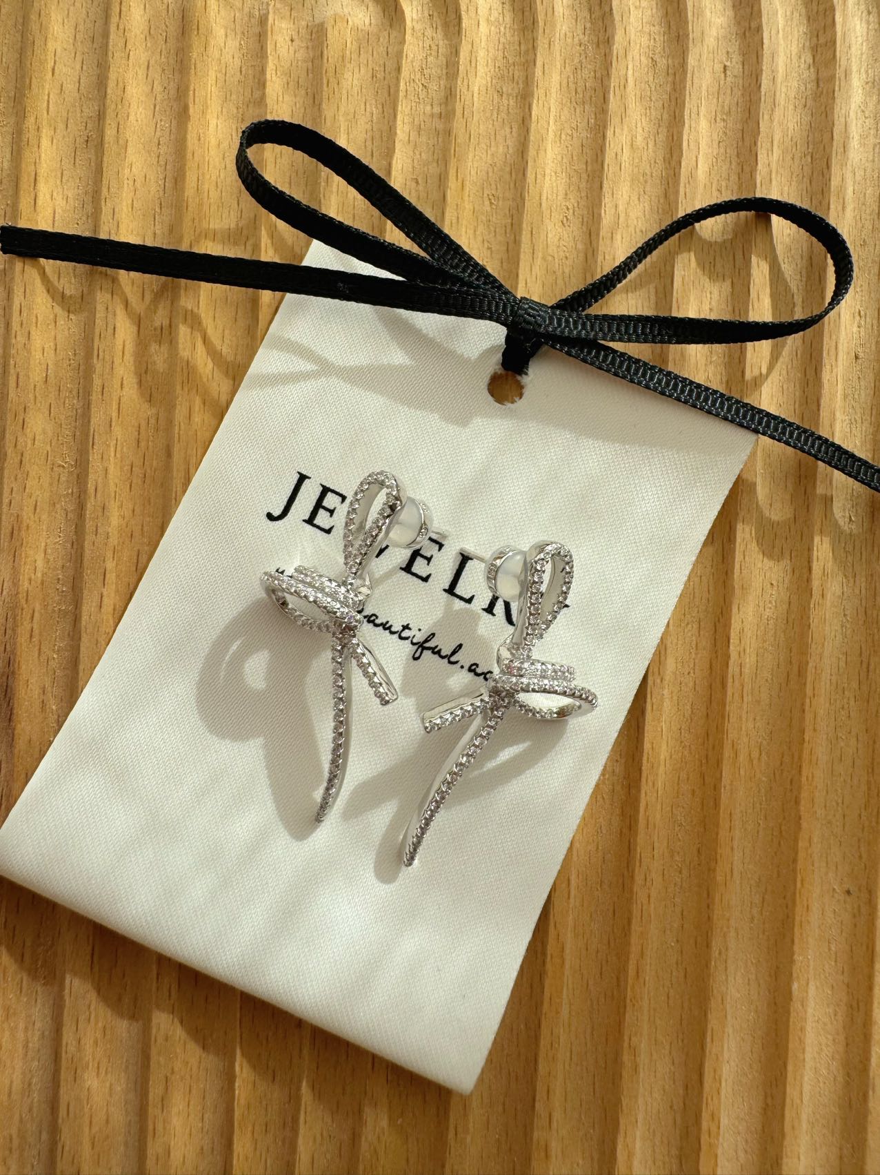 Ribbon Diamond-Embedded Necklace and Earrings