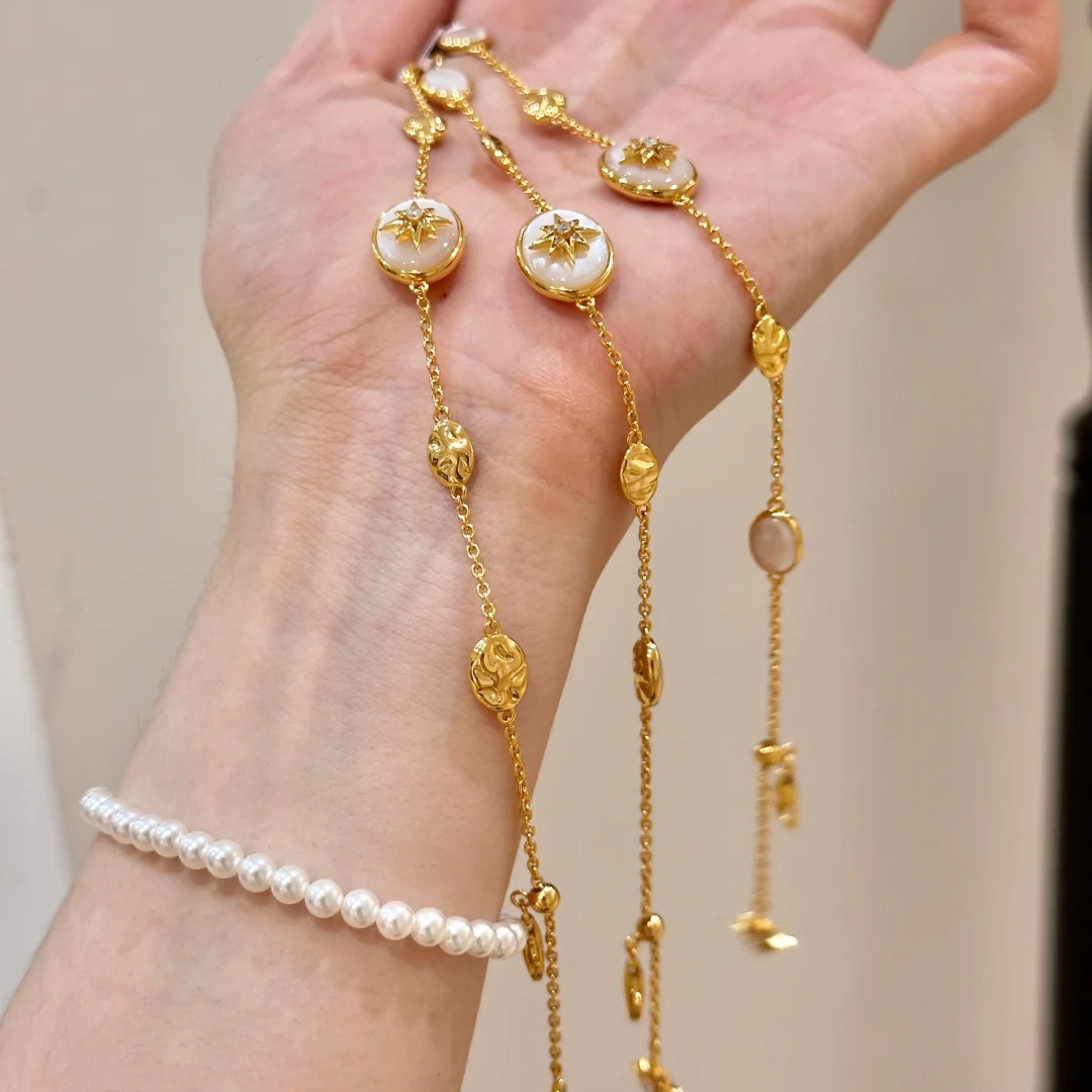 Mother-of-Pearl Light Luxury Starburst Necklace