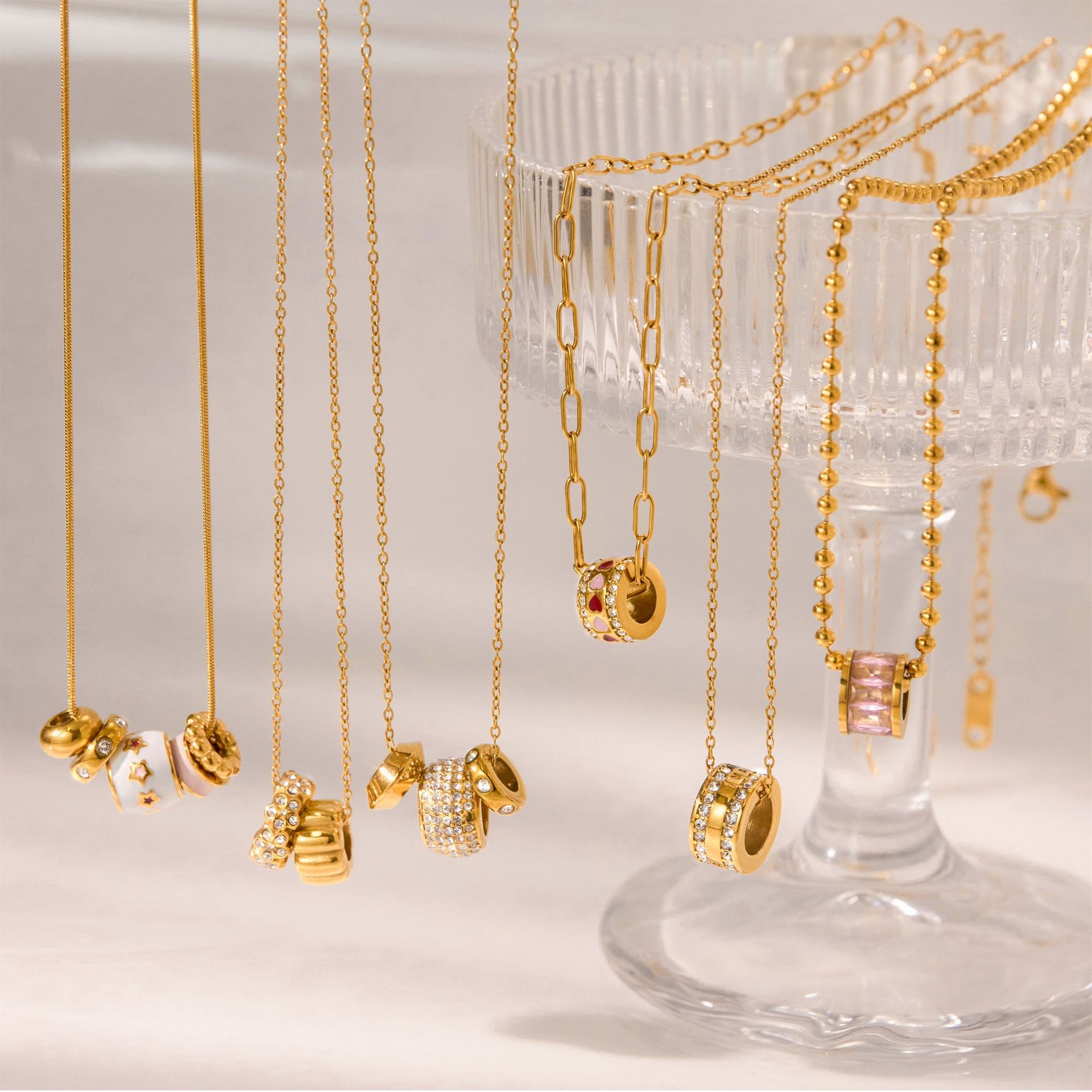 Classic 18K Gold Pink Diamond Circle Pendant Necklace