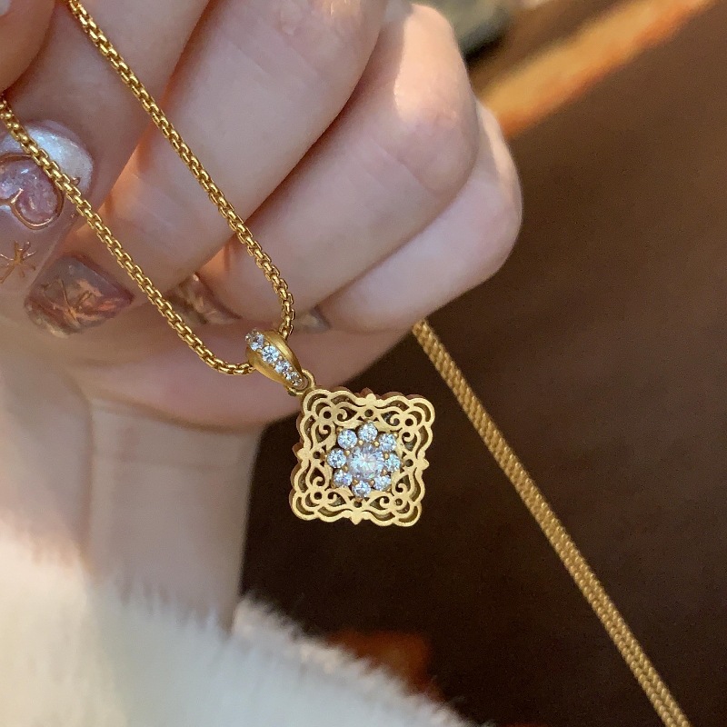 French Retro Brushed Double-Sided Diamond-Inlaid Clover High-End Necklace 