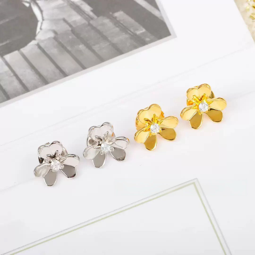 Clover petal clavicle necklace