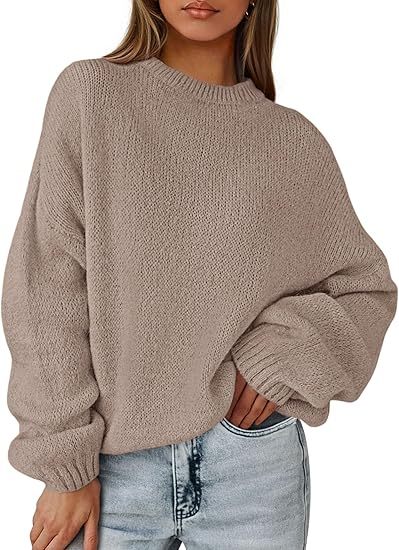 2025 Holiday Outfit: Women's fashionable, casual, loose-fitting, long-sleeved, chunky knit winter pullover sweater.