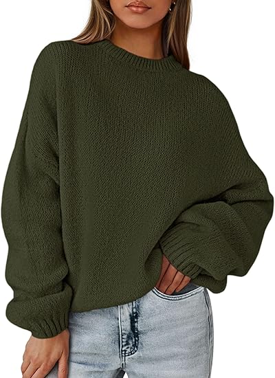 2025 Holiday Outfit: Women's fashionable, casual, loose-fitting, long-sleeved, chunky knit winter pullover sweater.