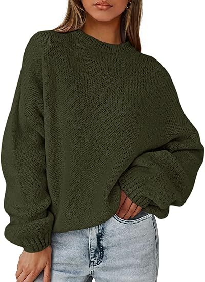 2025 Holiday Outfit: Women's fashionable, casual, loose-fitting, long-sleeved, chunky knit winter pullover sweater.
