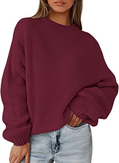 2025 Holiday Outfit: Women's fashionable, casual, loose-fitting, long-sleeved, chunky knit winter pullover sweater.